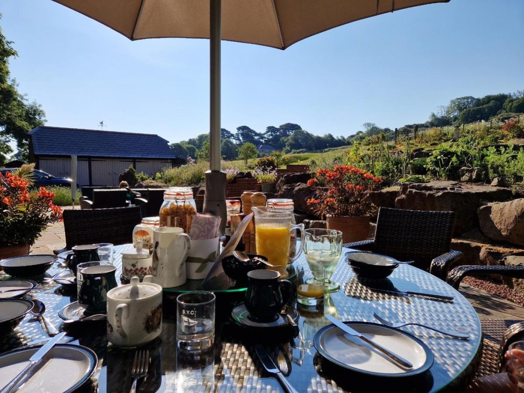 Martlets B&B, Shanklin, Isle of Wight - Breakfast on the Terrace